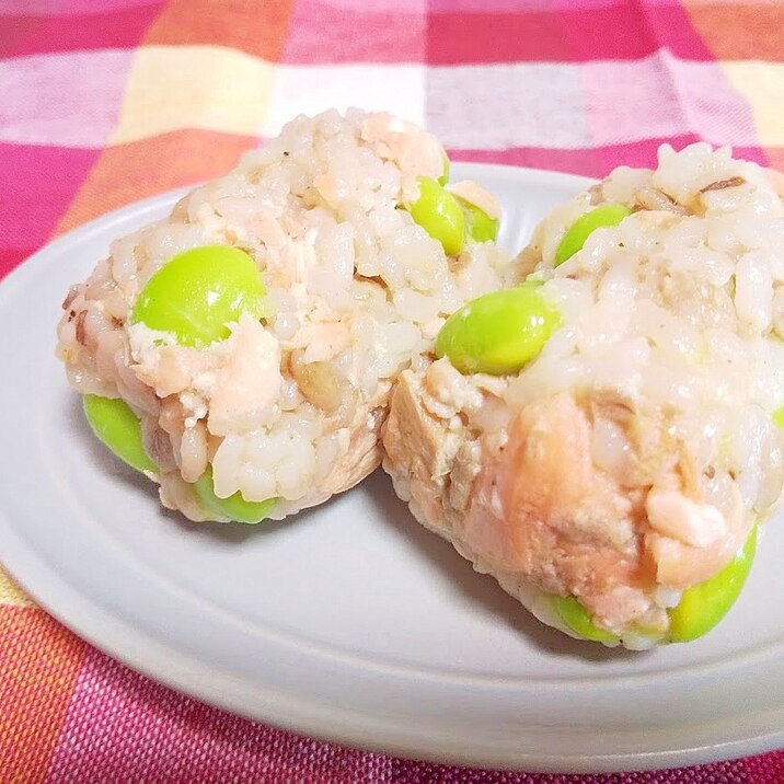 鮭と枝豆のブラックペッパーおにぎり